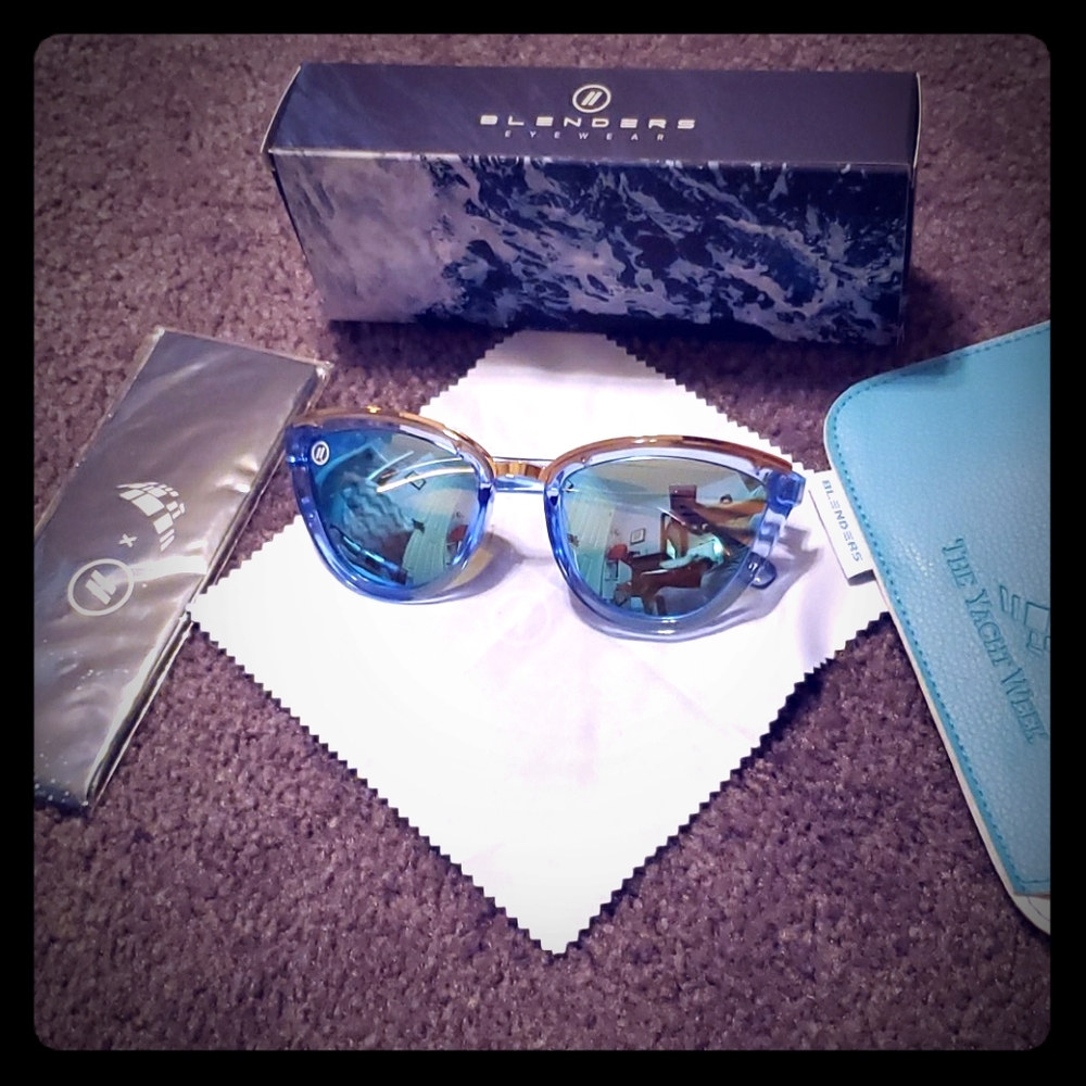 Blenders Eyewear Corner Bella blue gold cat eye